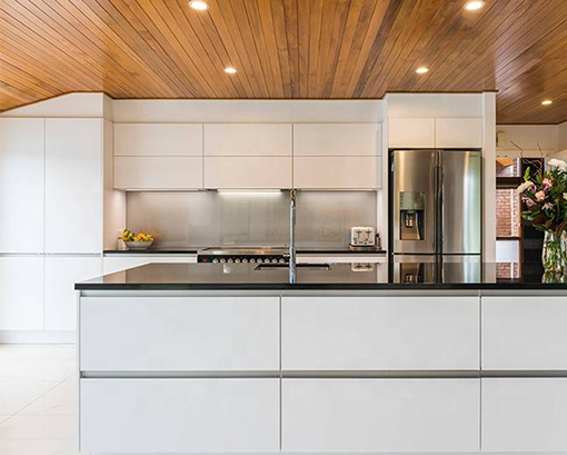 Modern style matte white lacquered kitchen cabinets with handle-free design